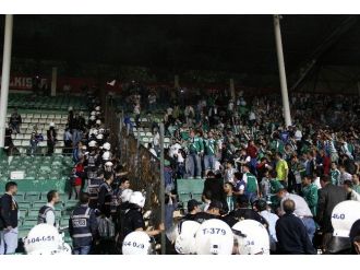 Sahaya Atılan Koltuklar Kafasına İsabet Etti