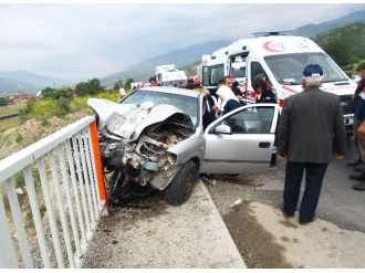 Otomobil Köprü Direğine Saplandı: 1 Ölü, 3 Yaralı