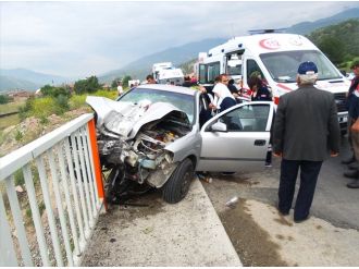 Otomobil Köprü Direğine Girdi: 1 Ölü, 3 Yaralı