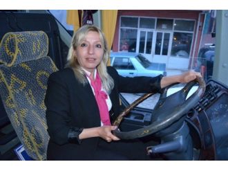 Kadın Vekil Adayı Otobüsün Direksiyonuna Geçti