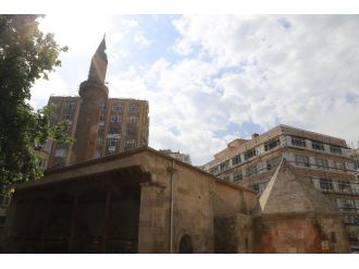 İbrahim Tennuri Camii Ve Türbesi’nde Restorasyon Tamamlandı