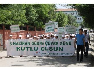 Öğrencilerden Çevre Yürüyüşü