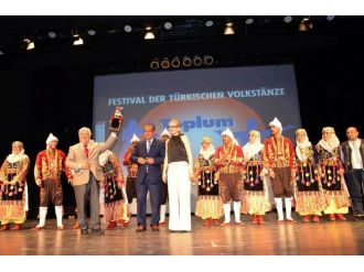 Mersin Halk Dansları Rüzgarı Almanya’da Esti