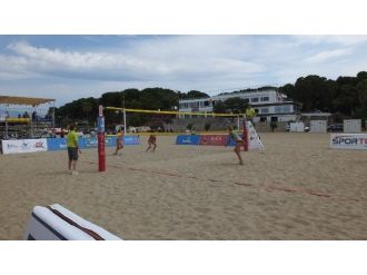 Burhaniye’de Plaj Voleybolu Balkan Şampiyonası Başladı
