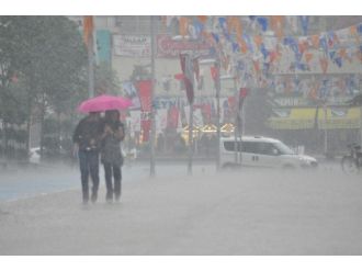Bolu’da Yoğun Yağmur Hayatı Felç Etti