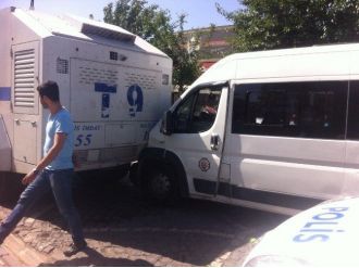Minibüs Toma’ya Çarptı: 4 Yolcu Yaralandı