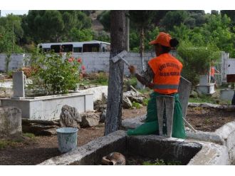 Söke’de Ramazan Ayı Öncesi Mezarlıklar Temizleniyor