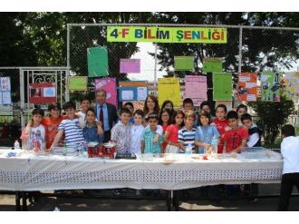 İzmirlioğlu İlkokulu Öğrencileri Bilim Şenliği’nde Deneylerini Gösterdi