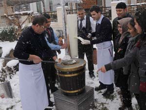 Kar Yağışı Altında Dondurma Keyfi