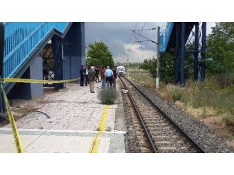 (Özel Haber) Raylardan Geçmek İsterken Trenin Altında Kaldı