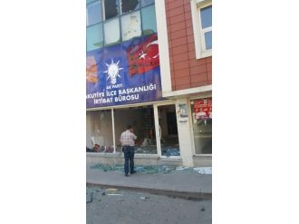 Hdp Mitinginin Ardından Ak Parti İrtibat Bürosuna Taşlı Saldırı