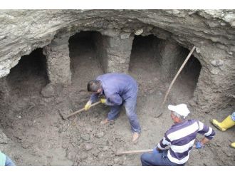 Tarihi Mezarda Kazı Çalışmaları Devam Ediyor
