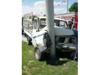 Trambüs Hattı Direğine Çarpan Aracın Sürücüsü Ağır Yaralandı
