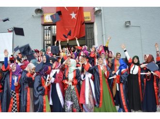Manisa İhl’de Mezuniyet Coşkusu