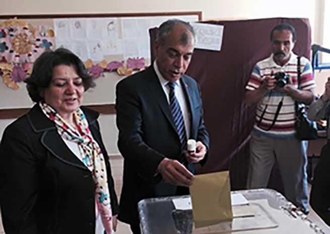 Siyasiler Oylarını Kullanmaya Başladılar