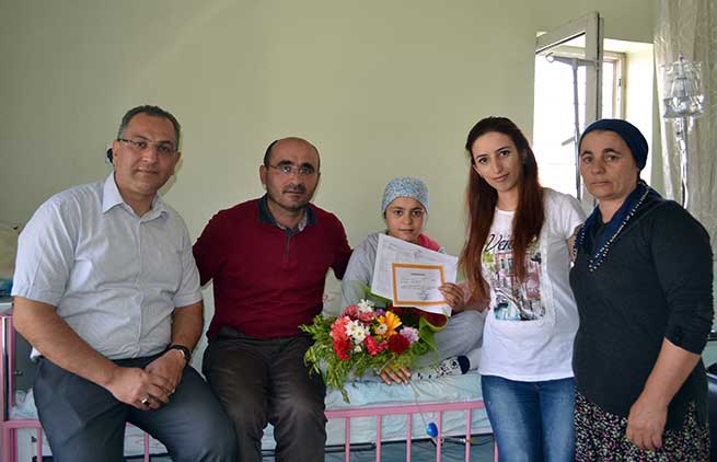 Hastalığı Egitimini Aksatmadı, Takdir Aldı