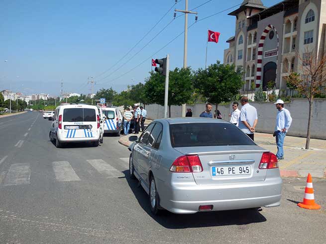 Kırmızı Işıkta Bekleyen Otomobile Çarptı: 2 Yaralı