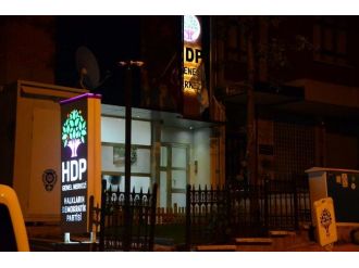 Hdp İçin Anket Yapan 2 Kişi Bıçaklandı