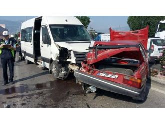 Otomobil İle Minibüs Çarpıştı: 2 Yaralı