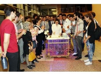 Moda Tasarımcısı Bektaş’ın ’Sleeveless’ Adlı Koleksiyonu Büyük İlgi Gördü
