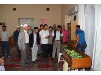 Sağanak Yağış Etkili Olunca Cenaze Namazını Cami İçerisinde Kıldılar