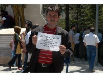 Bastonla Ayakta Duran Baba Kayıp Çocuğunu Arıyor