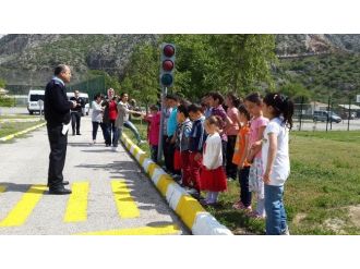 Polisten Bin 500 Öğrenciye Trafik Eğitimi
