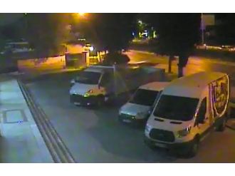 Ağaca Çarpan Otomobil İkiye Ayrıldı