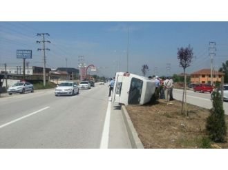 Minibüs Orta Refüjde Yan Yattı