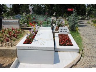 Anne Gülsüm Elvan, Oğlunun Mezarı Başında Gözyaşı Döktü
