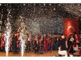 İlahiyat Fakültesinin Mezuniyet Sevinci