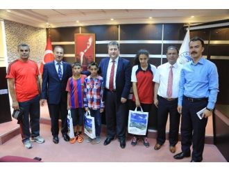 Sporda Başarılı Öğrencilere Hediye