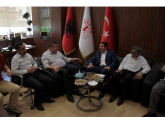 Eğitim Bir-sen Heyeti Arnavutluk’ta Yetimlerle Buluştu