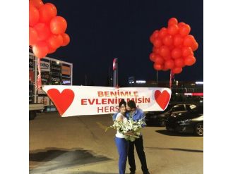 Avm’de Kız Arkadaşına Pankartla Evlilik Teklif Etti