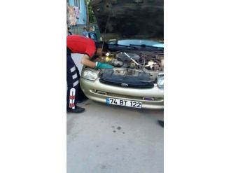 Otomobilin Motor Kısmına Sıkışan Kediyi İtfaiye Ekipleri Kurtardı