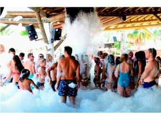 Bodrum’da Turistler Çılgınca Eğleniyor