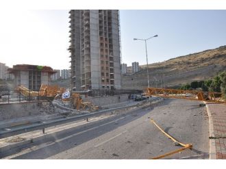 İzmir’de Vinç Faciası: 2 Ölü, 3 Yaralı
