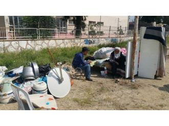(Özel Haber) Evden Atılan Yaşlı Kadın Ve Engelli Oğlunun Dramı