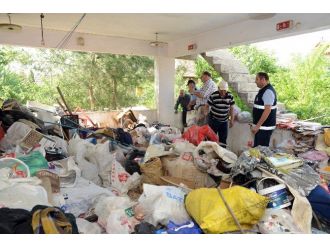 Uşak’ta Çöp Evden İki Kamyon Çöp Çıktı