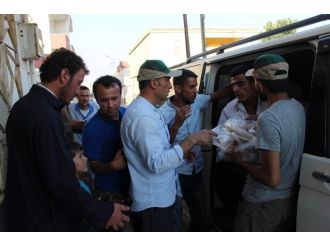 (Özel Haber) Suriyelilere Sahur Ve İftar İçin Ekmek Dağıtıldı