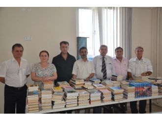 Bütün Kitap Birikimini Cezaevine Bağışladı