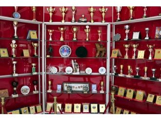 Demirel’in Öğrencilere Hediye Ettiği Şapkası Okulda Sergileniyor