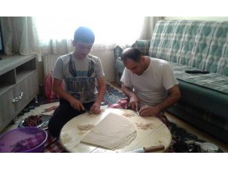 Erkek Çocuklardan Anneye Ramazan Desteği