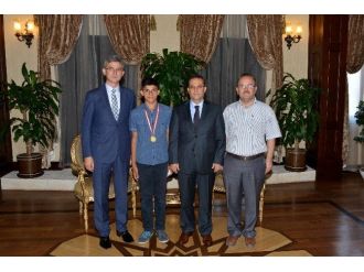 Vali Türker Başarılı Golfçüyü Kutladı