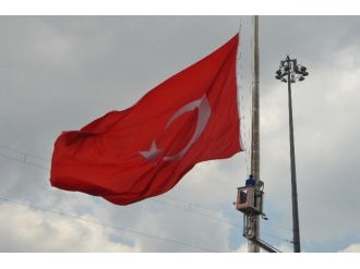 Taksim’de Dev Türk Bayrağı Yarıya İndirildi
