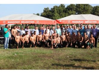 Güreşçiler Antremanlarını Sürdürüyor