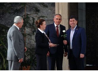 Tüzün, Milletvekili Rozetini Yeniden Taktı
