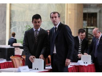 Eski Futbolcu Saffet Sancaklı Meclis’e Kaydını Yaptırdı