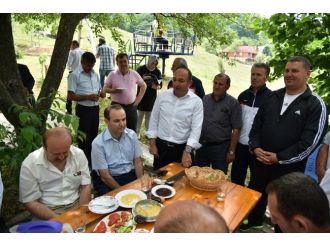 Üzülmez, Kartepeli Muhtarlarla Bir Araya Geldi