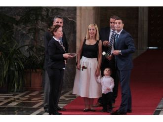 Babası İle Geldiği Meclis’te Masaların Üzerinde Gezdi